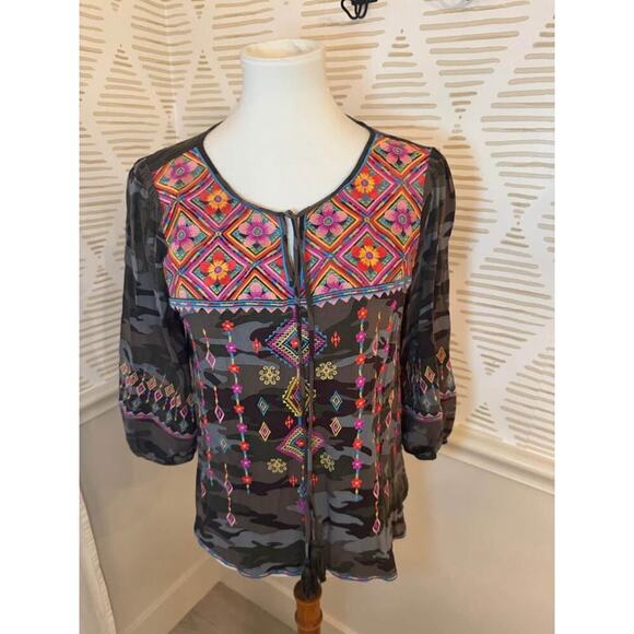 Savannah Jane Women’s Small Floral Embroidered Camo Top - Picture 1 of 4